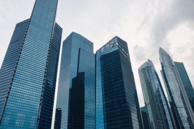 Modern gökdelenler alçak açılı şehir manzarası