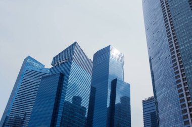 Modern gökdelenler alçak açılı şehir manzarası