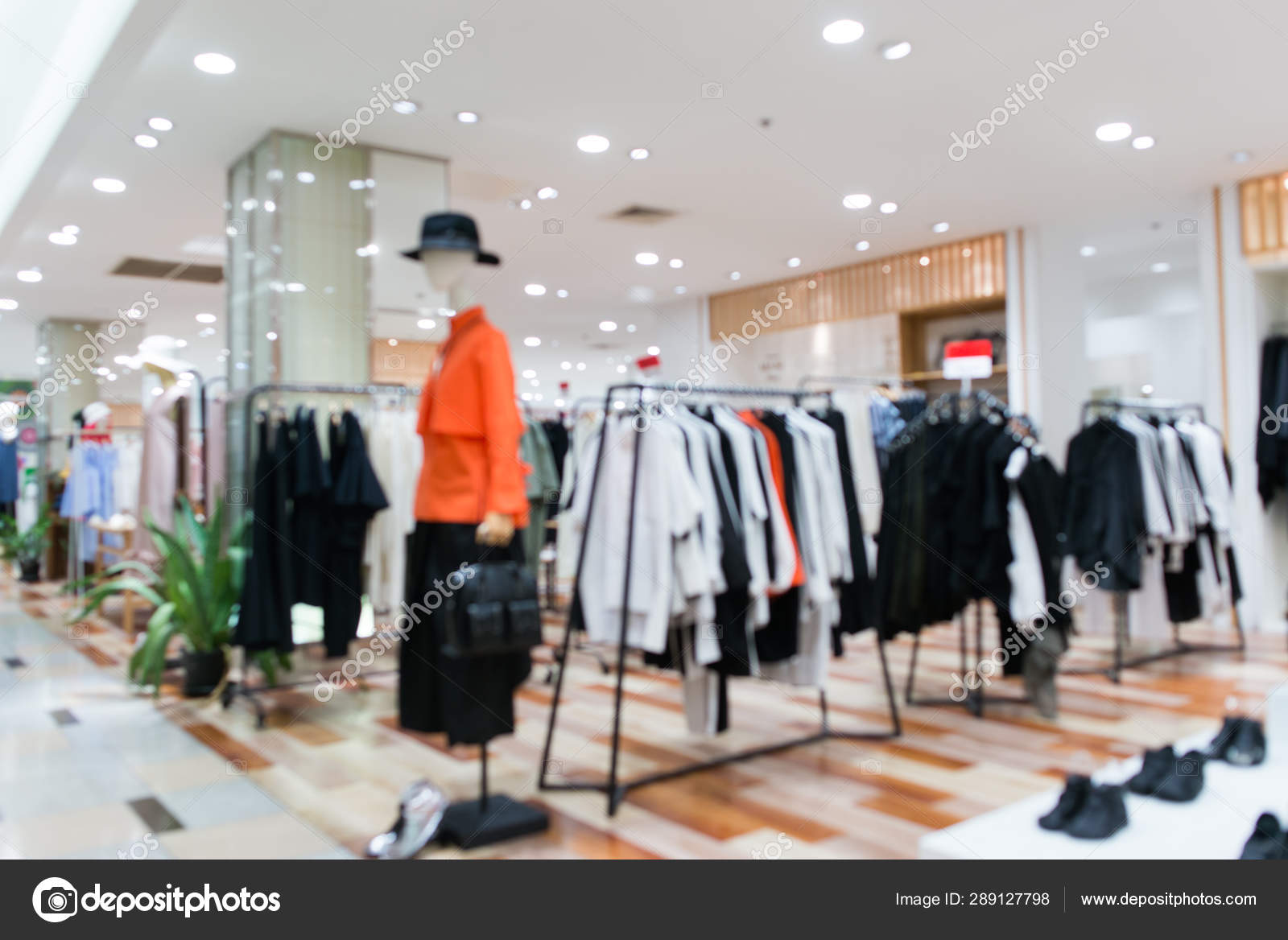 Blurred showcases fashion boutique Clothing store in a modern shopping  mall. Cloth and acessorie modern shop blur background. Stock Photo by  ©undrey 289127798