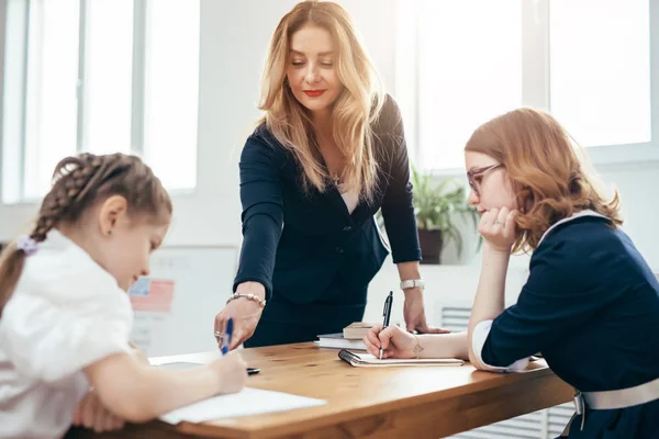 Kvinnlig lärare elever skol lektion i klassrummet. — Stockfoto