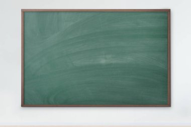 Kara tahta Tebeşir izleri ile Boş yeşil tebeşir tahtası. doku arka planı.