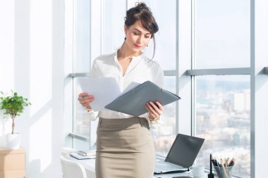 Kameraya bakarak onun iş sabit tutarak gözlük ve resmi office takım elbise giyen güzel, ciddi danışman.