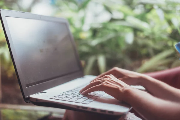 Primo piano colpo di mani femminili digitando sulla tastiera del computer portatile — Foto Stock