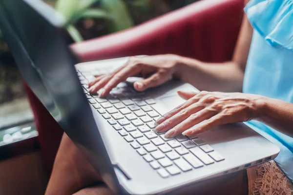 Primer plano de las manos femeninas escribiendo en el teclado del ordenador portátil — Foto de Stock