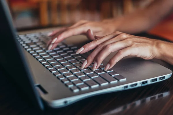 Primer plano de las manos femeninas escribiendo en el teclado del ordenador portátil —  Fotos de Stock