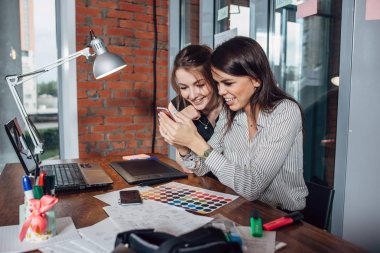 İki yaratıcı kadın tasarımcılar renk paleti ofisteki çalımakta renk seçimi