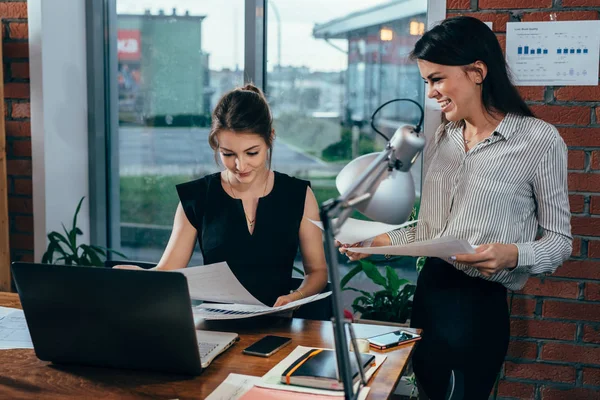 Jonge personal assistent bespreken plannen met baas in haar kantoor — Stockfoto