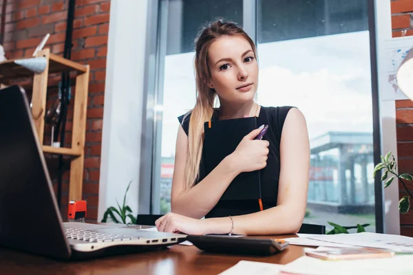 Business woman working at the office looking at camera. — Stock Photo, Image