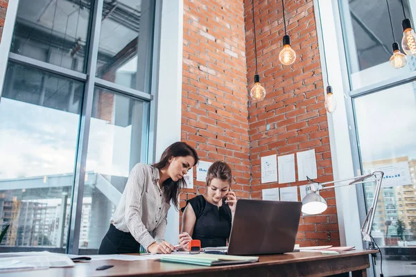 Duas colegas no escritório trabalhando juntas. — Fotografia de Stock