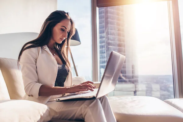 Vista lateral de la mujer joven que trabaja en el ordenador portátil — Foto de Stock