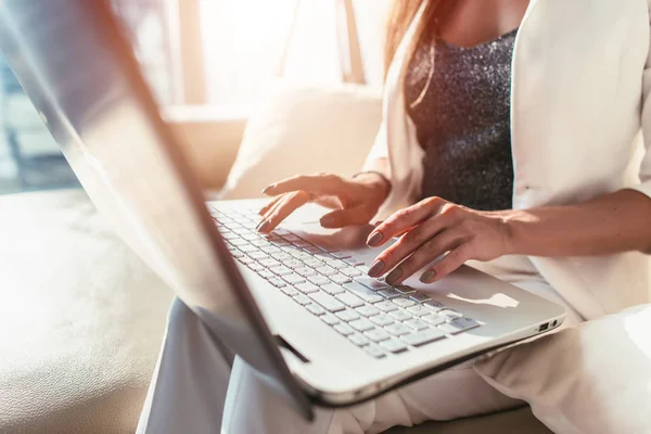 Närbild av kvinna händer att skriva på laptop tangentbord — Stockfoto