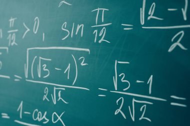 Karatahtaüzerinde beyaz tebeşirle yazılmış matematik formülleri