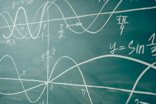 Clase de matemáticas en la escuela. Trigonometría. Gráficos de función de pizarra . —  Fotos de Stock