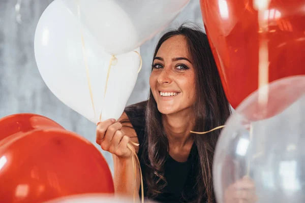 Όμορφη γυναίκα που ποζάρει με μπαλόνια, αργία, γιορτή — Φωτογραφία Αρχείου