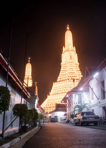 Templo de Wat Arun por la noche en Bangkok, Tailandia . —  Fotos de Stock