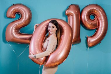 Happy new year ve neşeli Noel güzel genç kadın balonları 2019.