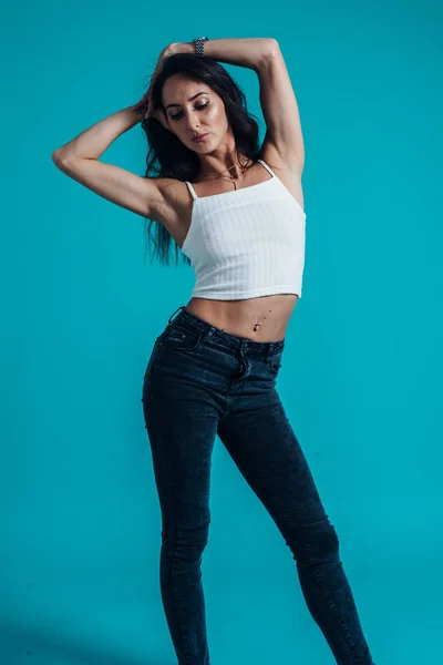 Ung kvinna med perfekt kropp poserar i studio — Stockfoto