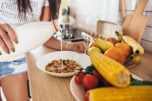 Frau kocht Frühstück in der Küche. — Stockfoto