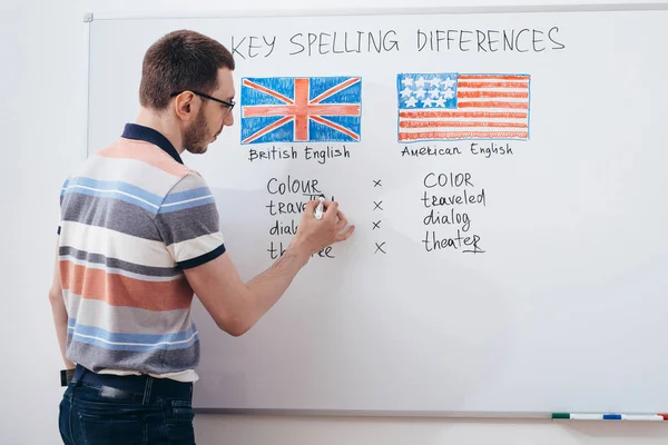 Professor a escrever gramática no quadro branco. Escola de inglês . — Fotografia de Stock