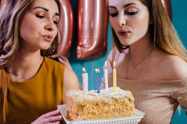 Feliz Ano Novo e Feliz Natal Belas mulheres jovens comemorando com bolo e velas acesas — Fotografia de Stock