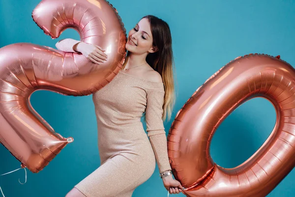 Menina se divertindo e segurando balões em mãos Aniversário celebração feriado . — Fotografia de Stock