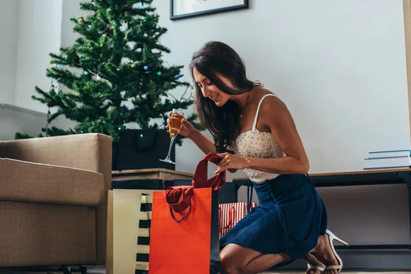 Jeune femme avec sacs à provisions près de l'arbre de Noël . — Photo