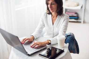 Kadın serbest meslek sahibi, öğrenci veya ahşap masa genel müdürlükte oturan bilgisayarda yazarak blogger.