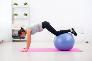 Sportif kadın germe fitness egzersiz Ball
