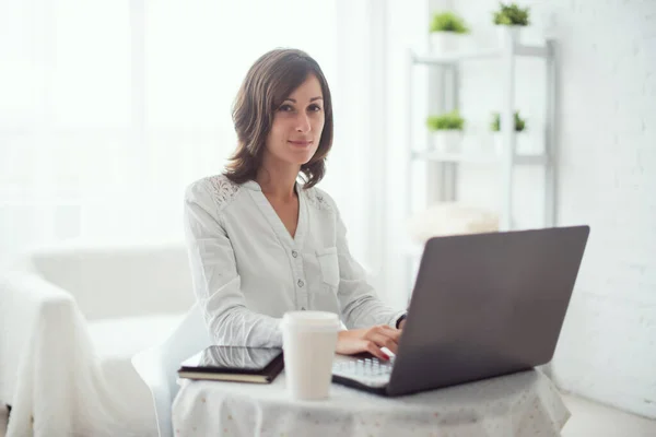 Freelancer usando notebook, mujer trabajando en computadora portátil escribiendo el teclado en casa — Foto de Stock