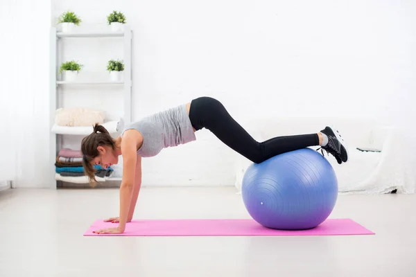 Mulher desportiva fazendo alongamento exercício de fitness na bola — Fotografia de Stock