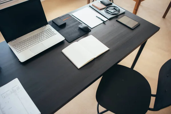 Arbetsplats med laptop på bordet hemma — Stockfoto
