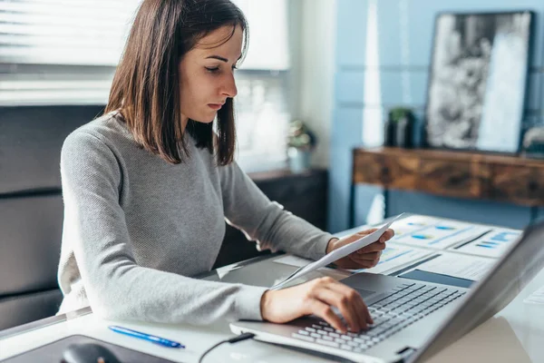 Kvinnan sitter vid sitt skrivbord på kontoret och arbetar — Stockfoto