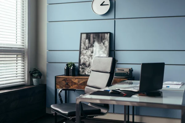 Locul de muncă gol cu laptop în biroul de acasă . — Fotografie, imagine de stoc