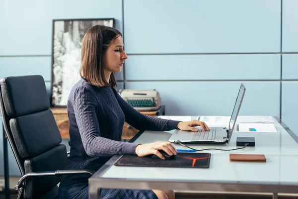 Žena s notebookem na stole pracuje nebo studuje on-line. — Stock fotografie