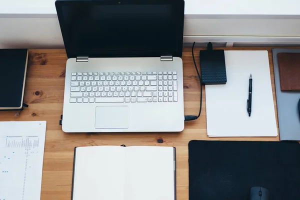 Escritorio de oficina y suministros Lugar de trabajo vacío Vista superior — Foto de Stock