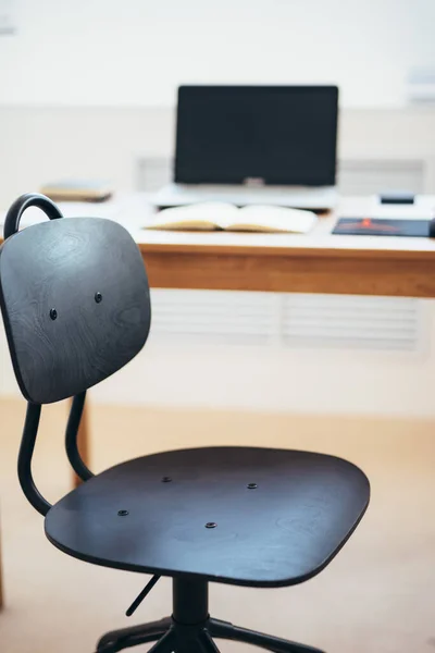 Prázdná židle, stůl s laptopem — Stock fotografie