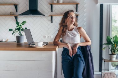 Sabahları evde, mutfakta bir kadının portresi.