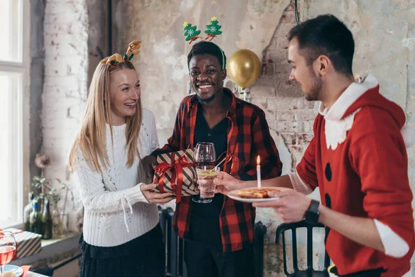 飲み物を持つ友人の肖像画。クリスマス、新年の前夜 — ストック写真