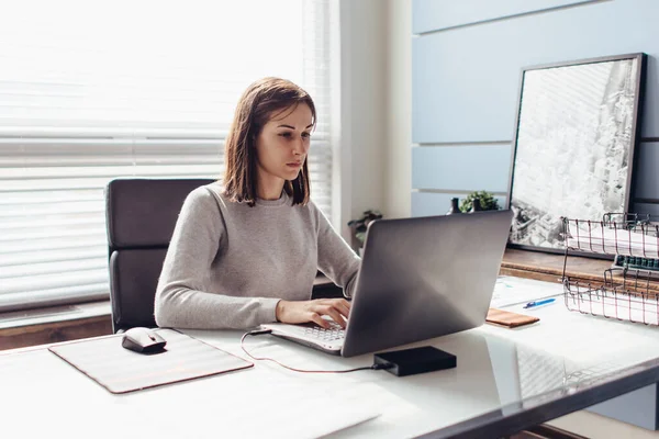 Mladá žena v práci na svém pracovišti — Stock fotografie