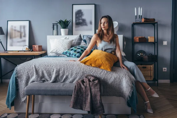 Retrato de mujer joven en casa en la cama — Foto de Stock