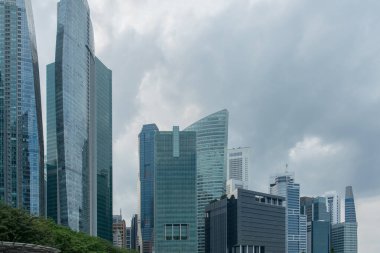 Modern gökdelenler alçak açılı şehir manzarası