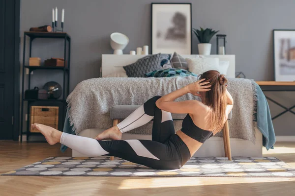 Fitness kobieta pracuje w domu robi twisty ćwiczenia brzucha — Zdjęcie stockowe