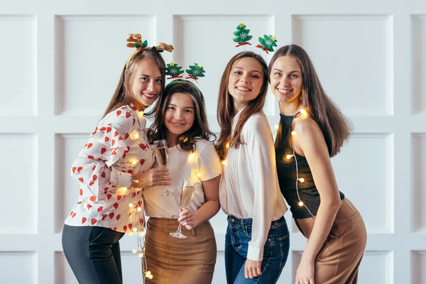 クリスマスを祝う若い女性のグループ,新年 — ストック写真