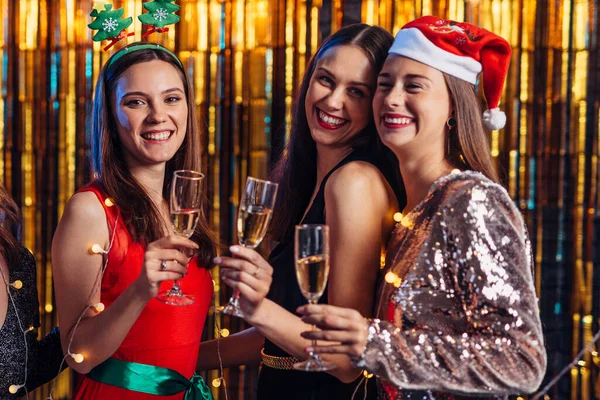 Skupina přátel slaví, Vánoční večírek, Nový rok — Stock fotografie
