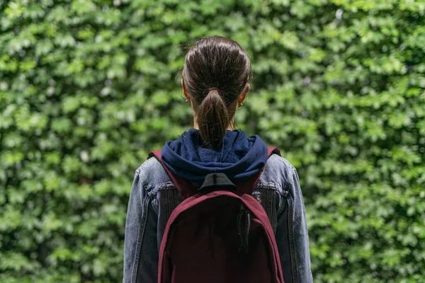 緑の葉の裏から見た女性の姿 — ストック写真