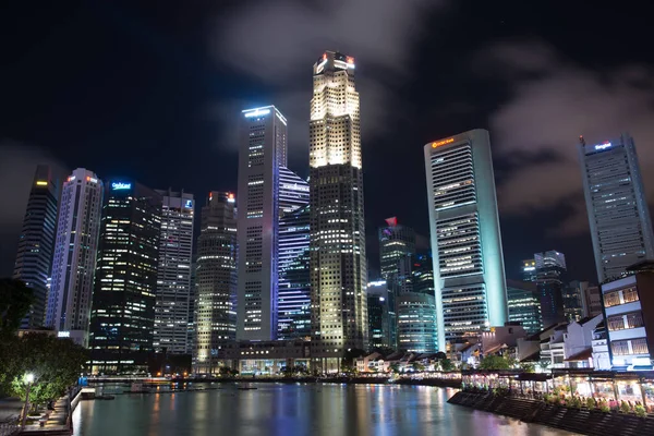 SINGAPOUR - 26 février 2019 : Vue de nuit sur la ville, quartier des affaires — Photo