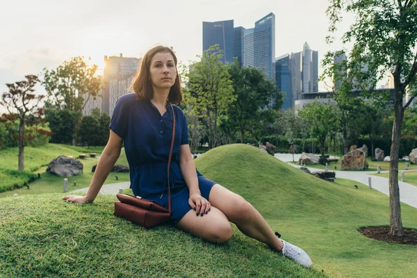 Kráska mladá žena sedí na trávě Portrét dívky venku — Stock fotografie