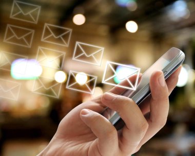 bir akıllı telefon tutarak bir işadamı el ve zarf simgesi tasarım işinizi tanıtımı için kavramı var.