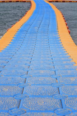 Yukarı ve aşağı turistlere plastik yüzen marina düşük tide su kayıkta yolcu.