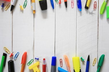 Kırtasiye ve çalışma donanımları bir beyaz ahşap zemin üzerinde yer ve için senin iş kavramı tasarımında kopya alanınız.